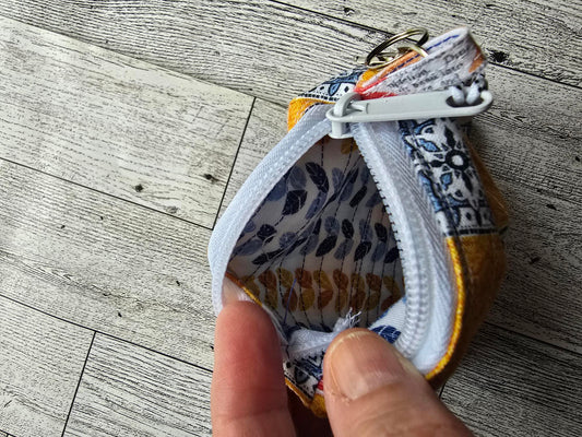 Small Top Zip w/white and leaf lining cute for ear buds coins and more